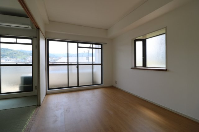 ソレイユやよい坂の居間・リビング|角部屋、綺麗な室内ゆっくりと満喫にお過ごしください♪
