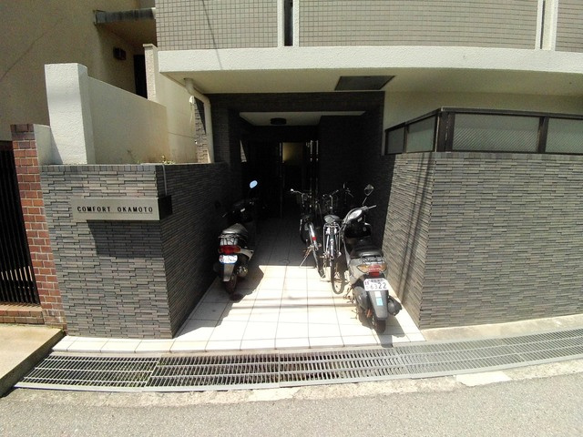 コンフォート岡本のエントランス
