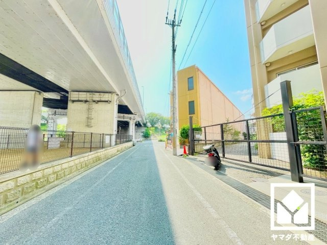 武庫之荘フレックスのその他|敷地南側にブランコやすべり台などの遊具や広場を備えた「南武庫之荘第3（名神下）こども広場」がございます。高架下の立地なので小雨の降る日でも外遊びをしやすい環境で、子育て世帯の方にもお勧めです。