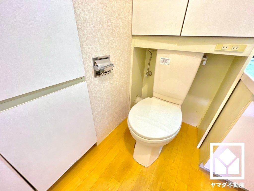 武庫之荘フレックスのトイレ|明るく清潔感溢れるトイレです。手洗いが別になっているので、衛生的に使えます。