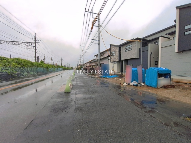 越谷市登戸町 新築分譲住宅 全3棟 3号棟の前面道路含む現地写真