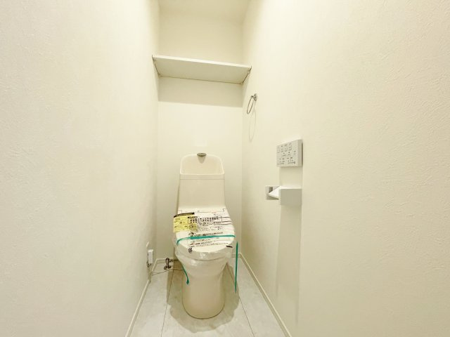 中野区白鷺3丁目 限定1棟|1階トイレ
トイレは各階に設置しているので忙しい朝にも便利です