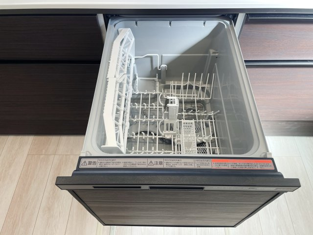 中野区白鷺3丁目 限定1棟のキッチン|食後の片づけに便利な食器洗乾燥機を装備しています