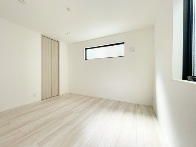 中野区白鷺3丁目 限定1棟の洋室|2階6.7帖洋室は2面開口の明るく快適な空間です
豊富な収納が魅力的なお部屋です