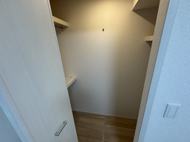 ルミナス　八街の収納|ウォークインクローゼット（同型タイプ）