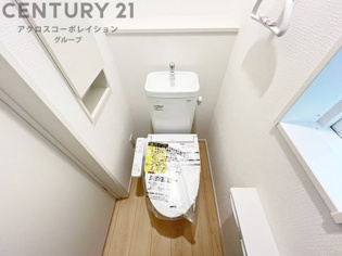 温水洗浄便座付トイレは温水洗浄機能により、暖かい水でおしりを洗浄することができ、冷たい水を使う従来の便座に比べ、温水洗浄機能で暖かいトイレを提供し、快適な使用を可能にします。
