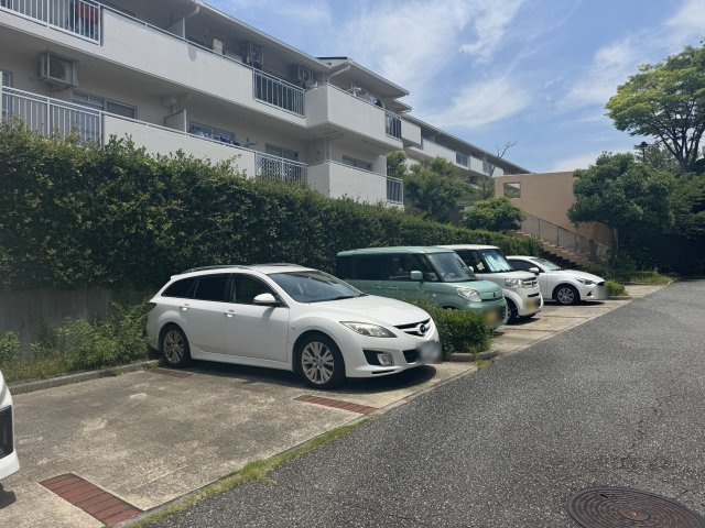 コンフォール学園緑が丘第一 19号棟の駐車場