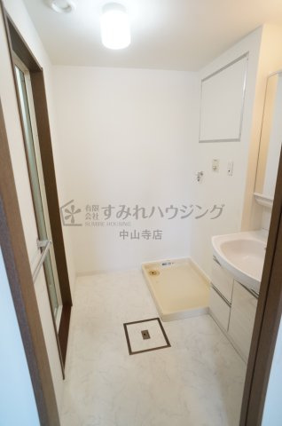 コレクション伊丹の洗面所|参考、同建物・反転間取りの号室