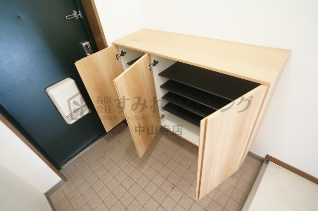 コレクション伊丹の玄関|参考、同建物・反転間取りの号室