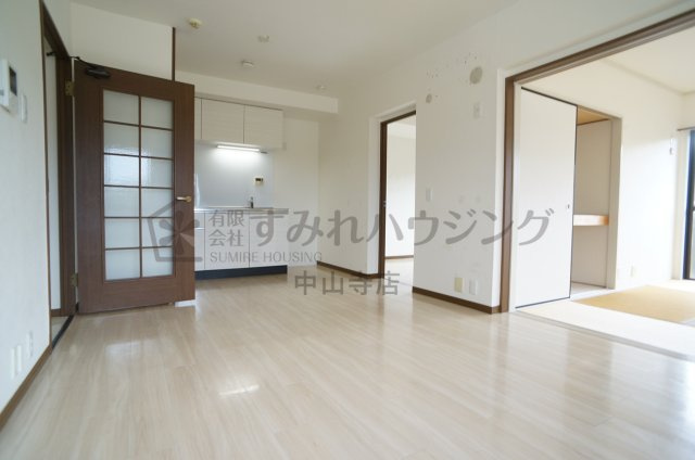 コレクション伊丹の居間・リビング|参考、同建物・反転間取りの号室