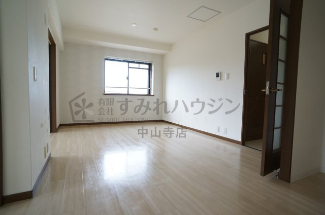 コレクション伊丹の居間・リビング|参考、同建物・反転間取りの号室