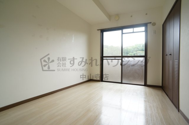 コレクション伊丹の洋室|参考、同建物・反転間取りの号室