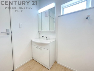温水洗浄便座付トイレは温水洗浄機能により、暖かい水でおしりを洗浄することができ、冷たい水を使う従来の便座に比べ、温水洗浄機能で暖かいトイレを提供し、快適な使用を可能にします。
