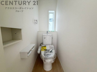 温水洗浄便座付トイレは温水洗浄機能により、暖かい水でおしりを洗浄することができ、冷たい水を使う従来の便座に比べ、温水洗浄機能で暖かいトイレを提供し、快適な使用を可能にします。
