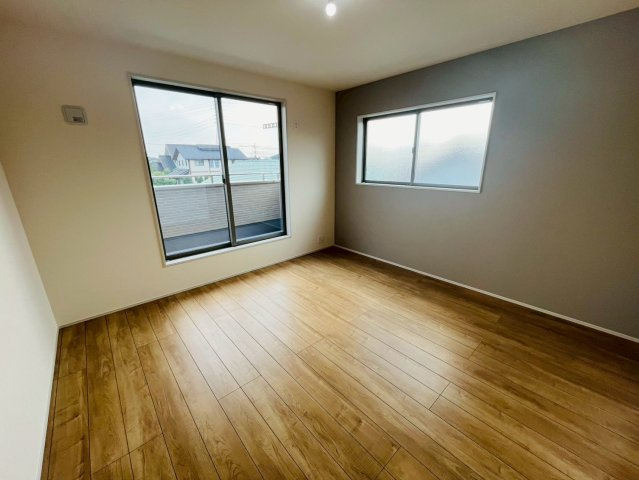【Livele Garden】　古河市諸川　第２　全3邸の洋室|〇１号棟　洋室　8帖〇
アクセントクロスがお洒落な主寝室。バルコニーへ出入りすることが出来るのでお布団を干す際にとても便利です♪
2026年7月撮影