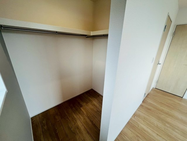 【Livele Garden】　古河市諸川　第２　全3邸の収納|〇１号棟　ウォークインクローゼット〇
パイプや枕棚で空間を立体的に使います。衣類の種類や使用頻度に合わせて整頓できます（＾＾）
2026年7月撮影