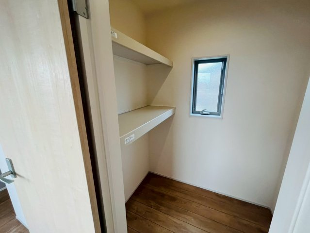 【Livele Garden】　古河市諸川　第２　全3邸の収納|〇１号棟　ウォークインクローゼット〇
ウォークインクローゼットを２ヶ所ご用意♪たっぷりの収納スペースで住空間もスッキリ広々します（＾＾）
2026年7月撮影