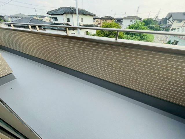 【Livele Garden】　古河市諸川　第２　全3邸のバルコニー|〇１号棟　バルコニー〇
広々バルコニー！２居室から出入りできるので、お布団を干す際にもとても便利です♪
2026年7月撮影