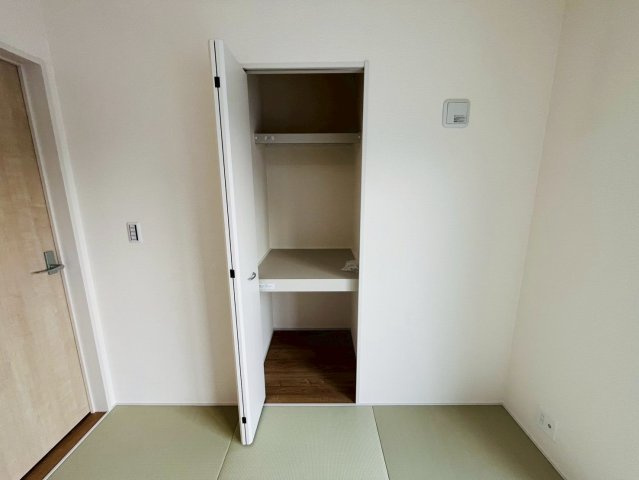 【Livele Garden】　古河市諸川　第２　全3邸の収納|〇１号棟　和室　4.5帖〇
和室にも収納スペースがございます。来客用の座布団や季節家電をしまっておくことができます。
2026年7月撮影
