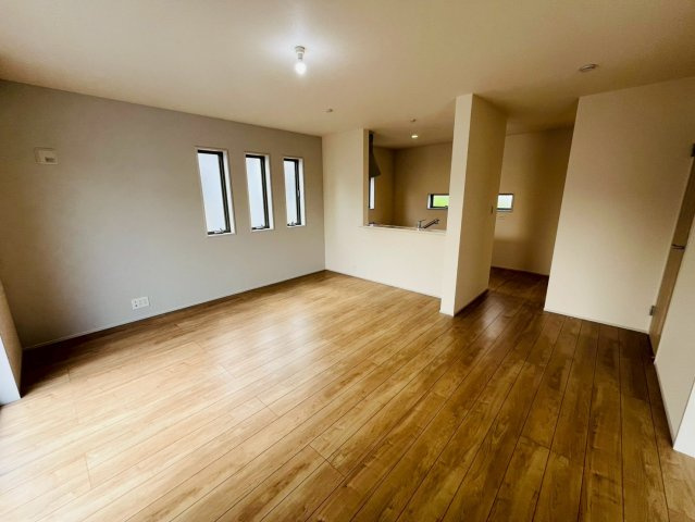 【Livele Garden】　古河市諸川　第２　全3邸の居間・リビング|〇１号棟　リビング〇
16.5帖LDK♪キッチンから視線が通るリビングダイニングは自然とコミュニケーションが生まれ家族が集まる空間に。
2026年7月撮影