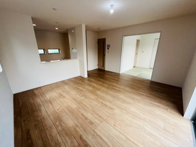 【Livele Garden】　古河市諸川　第２　全3邸の居間・リビング|〇１号棟　リビング〇
明るいリビング。続き間の和室と合わせると更に開放的な空間が広がります♪
2026年7月撮影