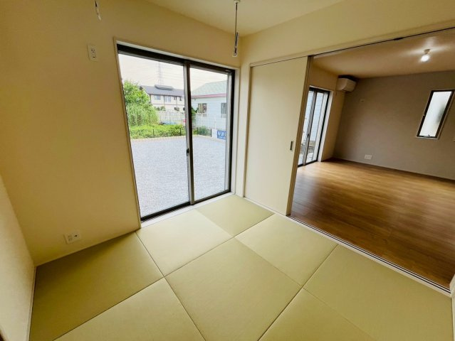 【Livele Garden】　古河市諸川　第２　全3邸の和室|〇１号棟　和室　4.5帖〇
リビングと続き間の和室です。お子様のお昼寝スペースとしてもご活用いただけます♪リビングにいながらお子様の様子を見守ることができます（＾＾）
2026年7月撮影