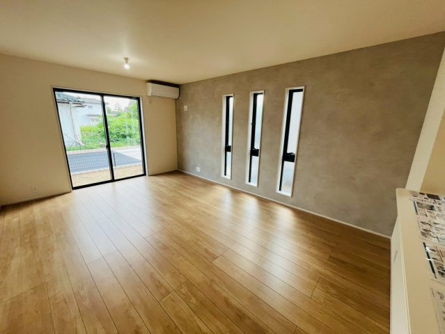 【Livele Garden】　古河市諸川　第２　全3邸の居間・リビング|〇２号棟　リビング〇
南面には掃出し窓があり、明るいリビングです♪
2026年7月撮影