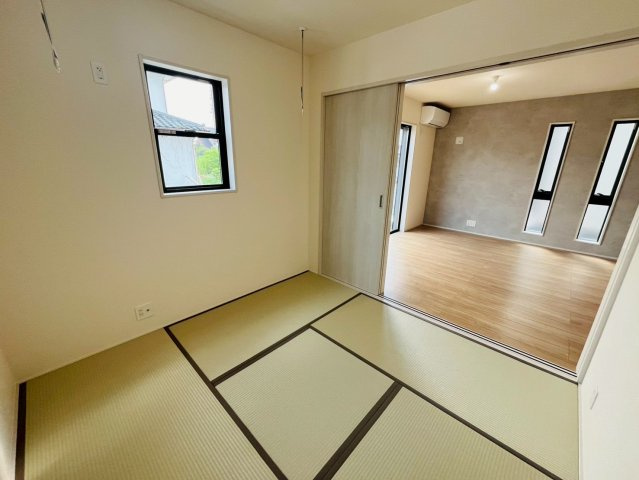 【Livele Garden】　古河市諸川　第２　全3邸の和室|〇２号棟　和室　4.5帖〇
リビングと続き間の和室です。お子様のお昼寝スペースとしてもご活用いただけます♪リビングにいながらお子様の様子を見守ることができます（＾＾）
2026年7月撮影