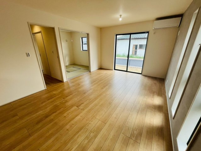 【Livele Garden】　古河市諸川　第２　全3邸の居間・リビング|〇２号棟　リビング〇
明るいリビング。続き間の和室と合わせると更に開放的な空間が広がります♪
2026年7月撮影