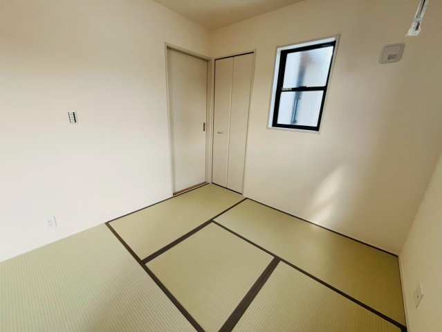 【Livele Garden】　古河市諸川　第２　全3邸の和室|〇２号棟　和室　4.5帖〇
日差しが注ぎ、心地よい空間です。玄関ホール側にも扉があり、リビングを通らずにお客様をお部屋へ通すことができます（＾＾）
2026年7月撮影