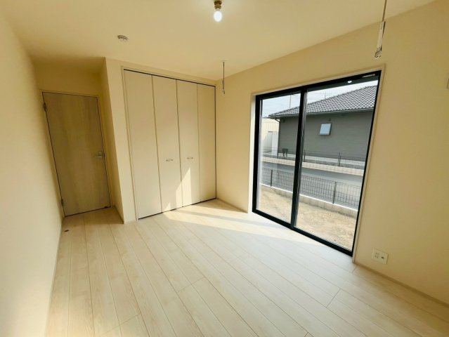 【Livele Garden】　古河市諸川　第２　全3邸の洋室|〇３号棟　洋室　6.5帖〇
南面に面していますので朝も気持ちよく日差しがふりそそぎます♪
2026年7月撮影