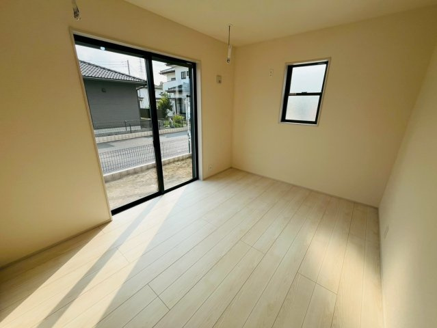 【Livele Garden】　古河市諸川　第２　全3邸の洋室|〇３号棟　洋室　6.5帖〇
窓から明るい日差しが差し込みます♪
2026年7月撮影