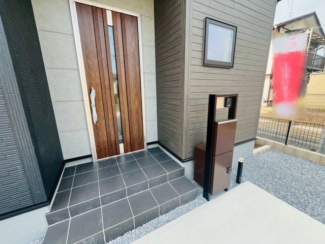 【Livele Garden】　古河市諸川　第２　全3邸の玄関|〇３号棟　玄関〇
宅配BOX標準装備！不在時も荷物を受け取れて便利です♪
2026年7月撮影