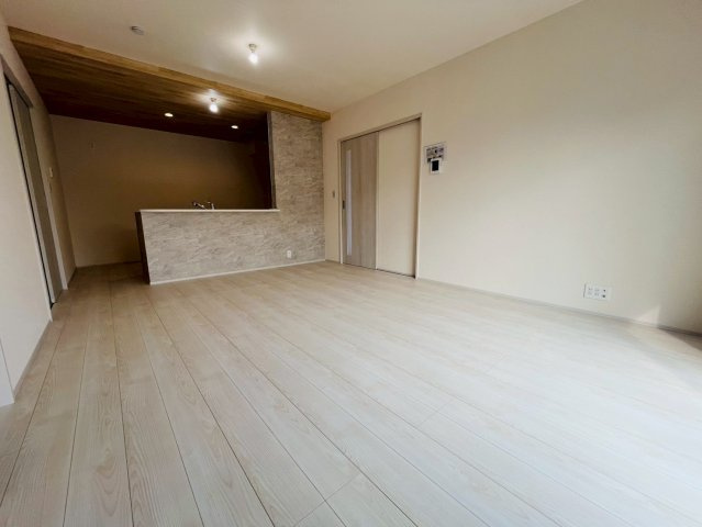 【Livele Garden】　古河市諸川　第２　全3邸の居間・リビング|〇３号棟　リビング〇
キッチンから視線が通るリビングダイニングは自然とコミュニケーションが生まれ家族が集まる空間に♪
2026年7月撮影