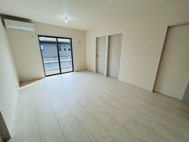 【Livele Garden】　古河市諸川　第２　全3邸の居間・リビング|〇３号棟　リビング〇
爽やかなホワイトで統一されたリビングは光を反射し、明るい空間を作り出します。
2026年7月撮影