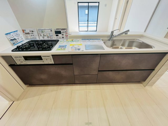 【Livele Garden】　古河市諸川　第２　全3邸のキッチン|〇３号棟　キッチン〇
収納豊富なキッチン♪大容量スライド収納と床下収納完備で食器や保存食などを保管しておくことができます（＾＾）
2026年7月撮影