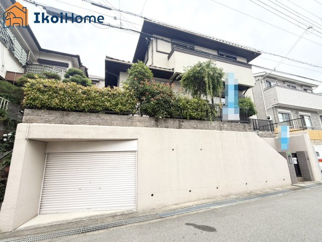 明石市東朝霧丘　中古戸建の駐車場|●年中無休：当日予約可●シャッター付きで安心の堀込車庫です。お車は2台駐車可能です。