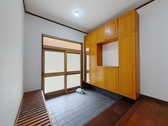 【中古戸建】甘楽郡甘楽町大字小幡の玄関|■玄関｜毎日の「いってらっしゃい」や「お帰りなさい」を大切なご家族と過ごす玄関は〈使いやすさ〉を追求しております。玄関横の物入は急な来客時でもさっとお片付けできるスペースを確保しています。