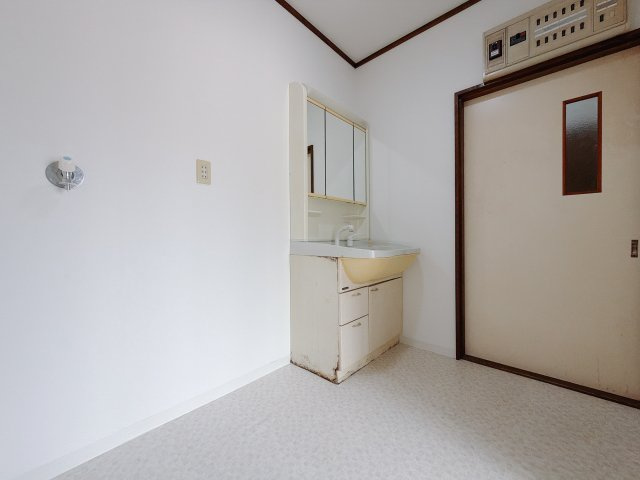 【中古戸建】甘楽郡甘楽町大字小幡の独立洗面台|■洗面室｜大きな鏡で朝の身支度もラクラク♪毎日の忙しい準備が楽しくなる洗面所です(^^♪
