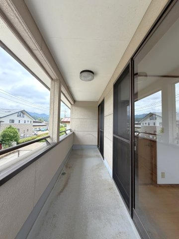 【中古戸建】甘楽郡甘楽町大字小幡のバルコニー|■バルコニー｜あたたかな陽のひかりを浴びることのできるバルコニー。お洗濯物やお布団を干せば、家族みんなが気持ちよく暮らすことができます(*^^*)