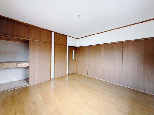 【中古戸建】甘楽郡甘楽町大字小幡の洋室|■2階洋室｜ナチュラルカラーの床です。模様替えなどとても楽しく工夫できます♪陽当たり、風通しもとても良いので毎日快適な生活スタートです！子供部屋にも良いですね♪