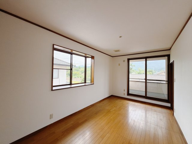 【中古戸建】甘楽郡甘楽町大字小幡の洋室|■2階洋室｜2階洋室には大きな窓をご用意しています。日中はあたたかな日差し差し込み自分時間も充実できますね＾＾