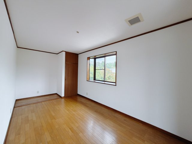 【中古戸建】甘楽郡甘楽町大字小幡の洋室|■2階洋室｜ナチュラルカラーの床です。模様替えなどとても楽しく工夫できます♪陽当たり、風通しもとても良いので毎日快適な生活スタートです！子供部屋にも良いですね♪