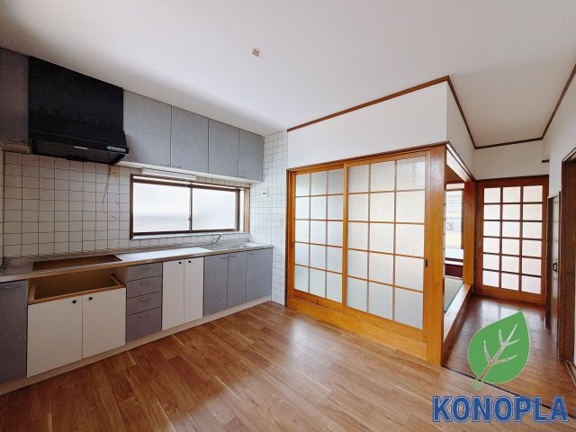 【中古戸建】甘楽郡甘楽町大字小幡のキッチン|■キッチン｜ワークトップの幅が広く、お子様といっしょにお料理をつくったり、ちょっとしたパーティーも楽しめます。フラットなのでお掃除がしやすいのもポイントです♪