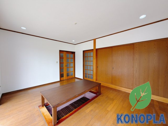 【中古戸建】甘楽郡甘楽町大字小幡の居間・リビング|■リビング｜時の流れと共に陽射しは装いを変え空間に新たな彩りを与えます。一日中家に居ても飽きることなく過ごすことができる素敵な空間です♪