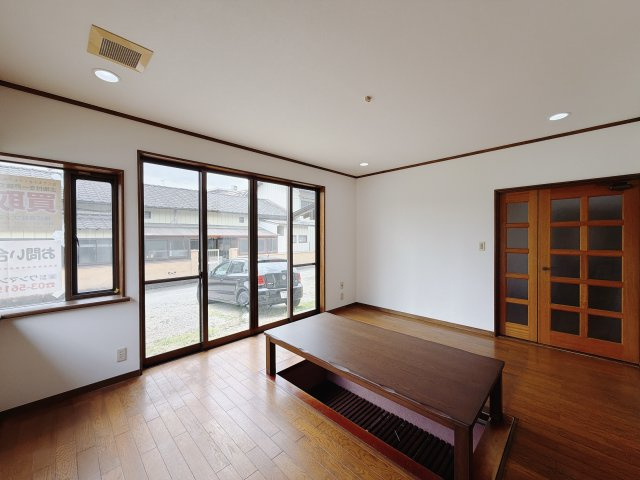 【中古戸建】甘楽郡甘楽町大字小幡の居間・リビング|■リビング｜落ち着きのある表情を見せるリビングダイニング。太陽の光がたっぷり差し込むリビングは、自然とご家族が集まる居心地の良い空間です。