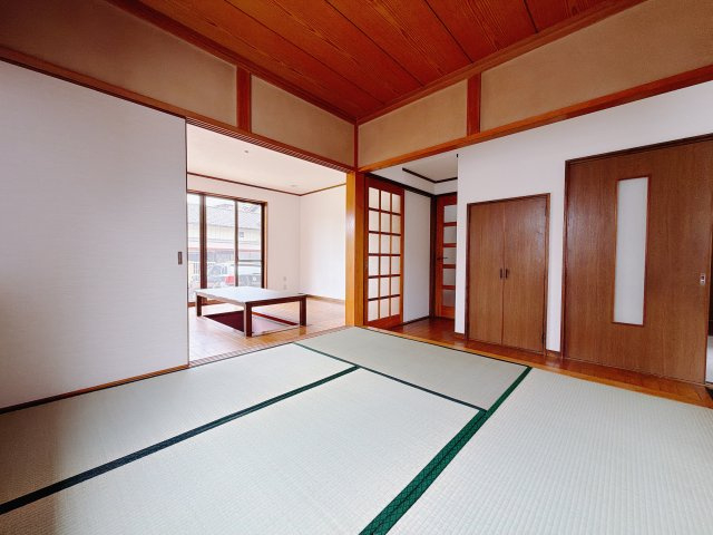 【中古戸建】甘楽郡甘楽町大字小幡の和室|■1階和室｜意外と場所をとるアイロンがけや、お洗濯物を畳むときにも広々と使うことができ、ちょっと一休みしたいとき、すぐに横になれるのも魅力です♪