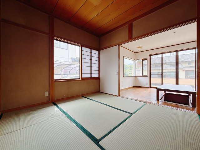 【中古戸建】甘楽郡甘楽町大字小幡の和室|■1階和室｜和室を書斎にしたり、冬にはコタツを敷いて家族みんなで年越しをするのもいいですね。家族みんなのお気に入りの空間になります♪