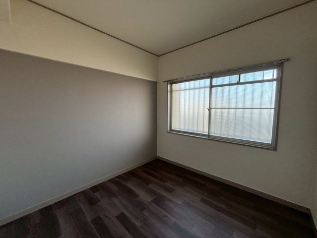 ヤナギマンションの洋室