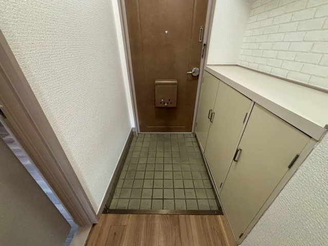 ヤナギマンションの玄関